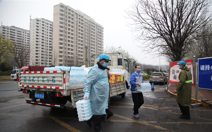 2月25日,山東金格瑞機(jī)械有限公司派代表來(lái)到齊魯師范學(xué)院捐贈(zèng)防疫物資,保障校園防疫物品備足備齊,助力學(xué)校的疫情防控工作。 2月25日,山東金格瑞機(jī)械有限公司派代表來(lái)到齊魯師范學(xué)院捐贈(zèng)防疫物資,保障校園防疫物品備足備齊,助力學(xué)校的疫情防控工作。