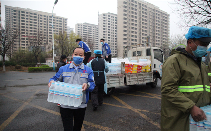2月25日,山東金格瑞機(jī)械有限公司派代表來(lái)到齊魯師范學(xué)院捐贈(zèng)防疫物資,保障校園防疫物品備足備齊,助力學(xué)校的疫情防控工作。 2月25日,山東金格瑞機(jī)械有限公司派代表來(lái)到齊魯師范學(xué)院捐贈(zèng)防疫物資,保障校園防疫物品備足備齊,助力學(xué)校的疫情防控工作。