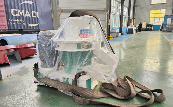 顆粒機單機時產(chǎn)量可以達到0.7-1噸，一天按照10小時計算，可以產(chǎn)出7-10噸成品顆粒，按照1噸顆粒最低100元錢利潤來計算，一天的利潤可以達到700-1000元。